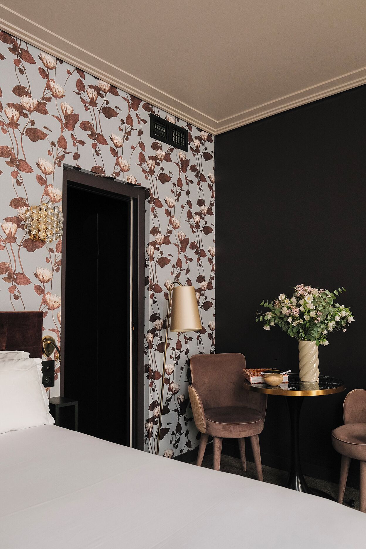 standard studio | living area | flat-screen tv, streaming services