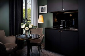 Two interconnecting deluxes rooms | Living area | Flat-screen TV, streaming services - Rayz Eiffel (Paris)