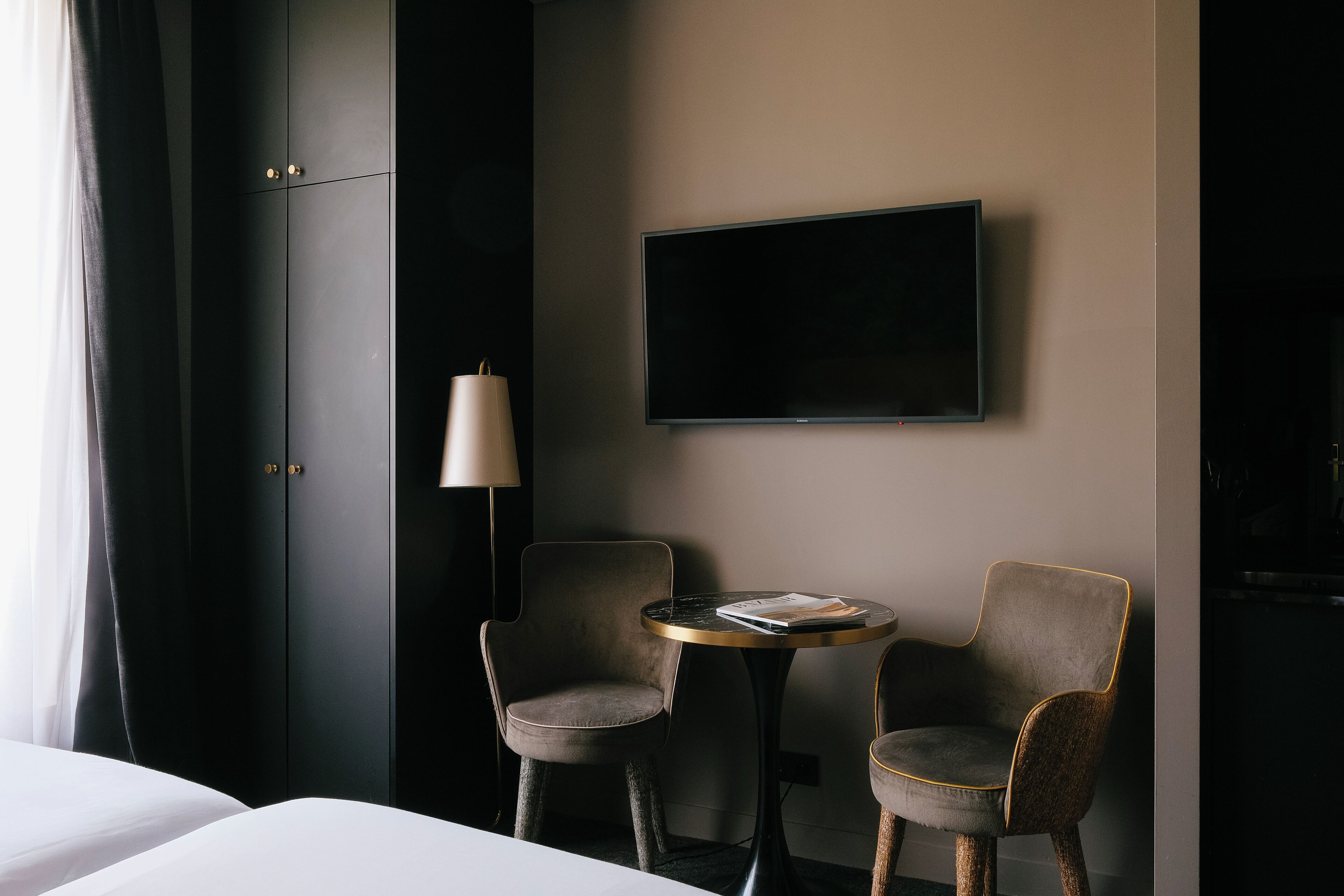 flat-screen tv, streaming services