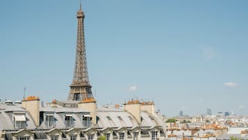 Vista de la Torre Eiffel y la arquitectura parisina circundante.