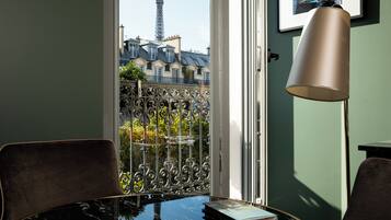 Deluxe room with Balcony and Eiffel Tower view | Living area | Flat-screen TV, streaming services