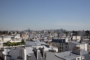 Uma área urbana densamente povoada, com muitos edifícios e telhados.
