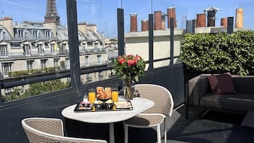 Daily continental breakfast (EUR 13 per person)