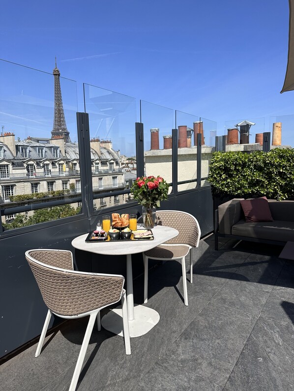 Daily continental breakfast (EUR 13 per person) - Rayz Eiffel (Paris)