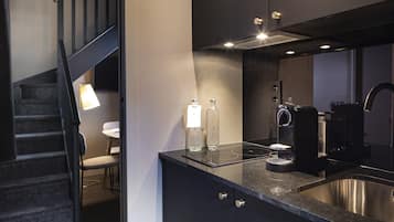 Suite estudio | Cocina privada | Frigorífico pequeño, microondas y placa de cocina