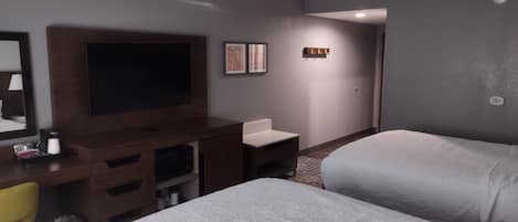 Chambre, 2 grands lits, réfrigérateur et four à micro-ondes | Rideaux occultants, fer et planche à repasser, lits bébé (gratuits)