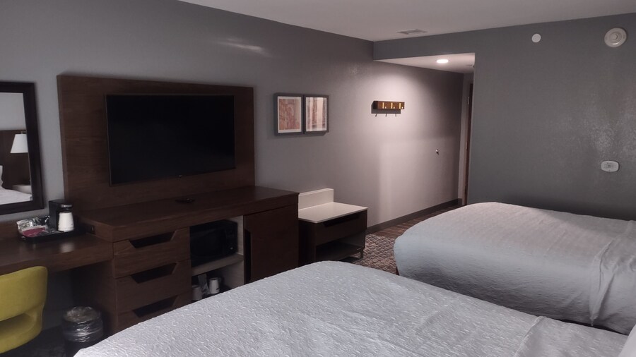 Hampton Inn & Suites Pittsburgh New Stanton