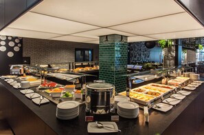 Päivittäinen buffetaamiainen (16 EUR per henkilö)