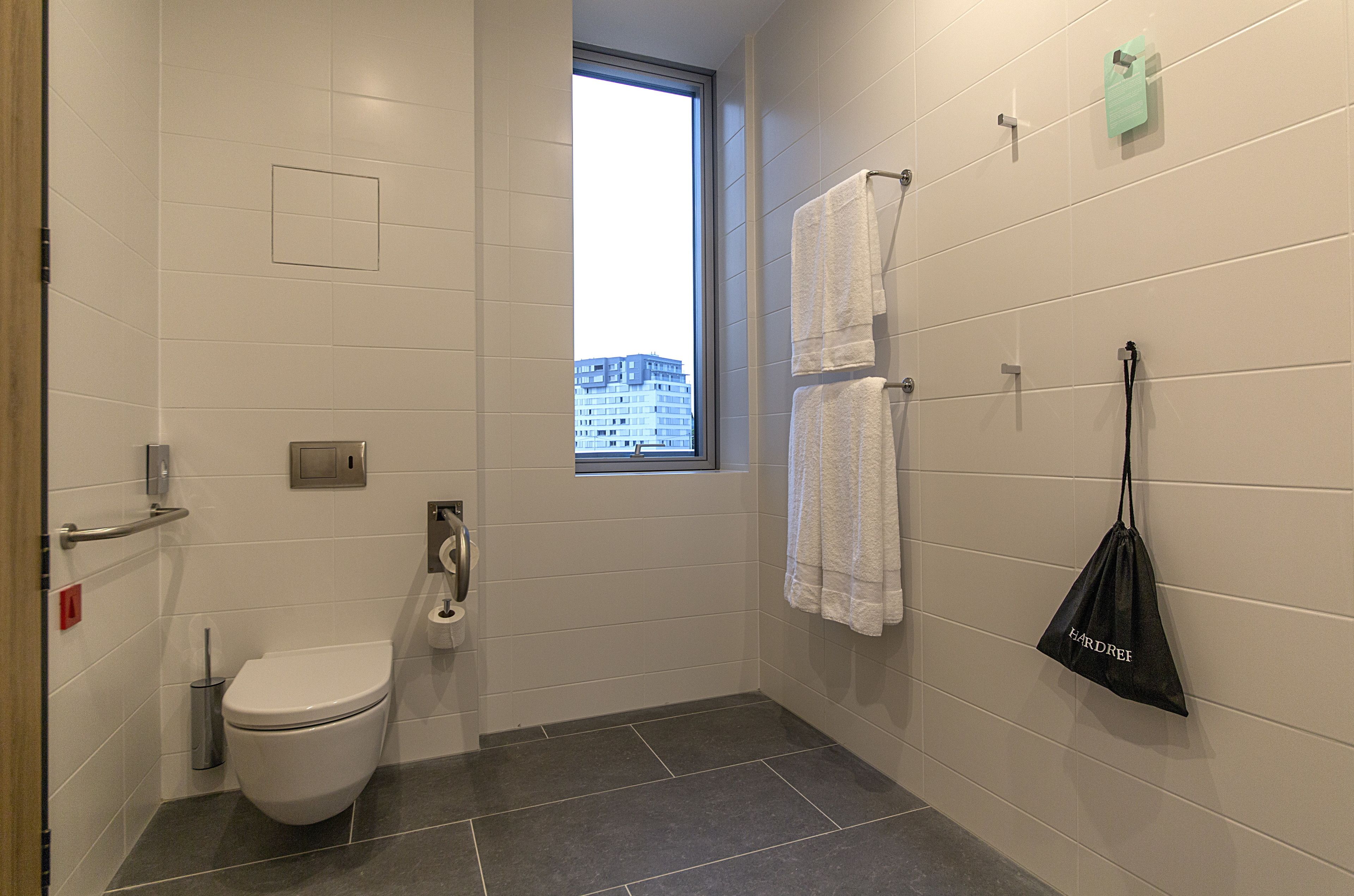room, 1 king bed, accessible | bathroom | combined shower/bathtub, free toiletries, hair dryer, towels