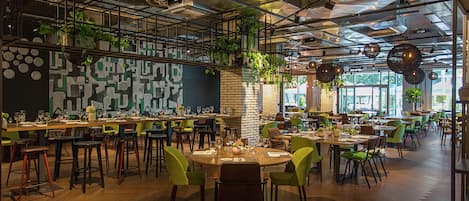 Aperto a colazione, pranzo e cena, cucina locale