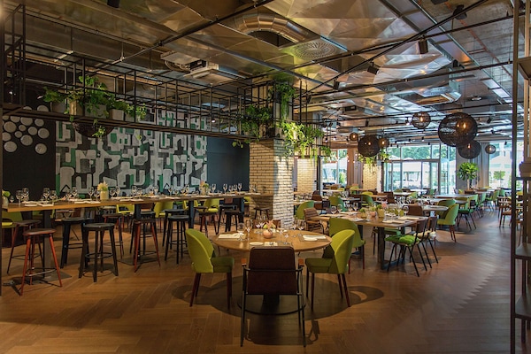 Serveert ontbijt, lunch, diner, lokale gerechten