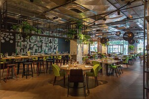 供應早餐、午餐、晚餐；本地菜