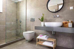 Apartment, 1 Bedroom (E) | Bathroom | Shower, free toiletries, hair dryer, towels