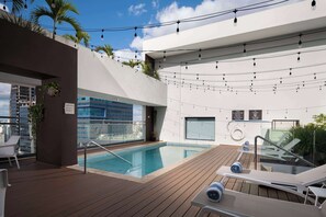 Een buitenzwembad, open van 07.00 uur tot 22.00 uur, en ligstoelen