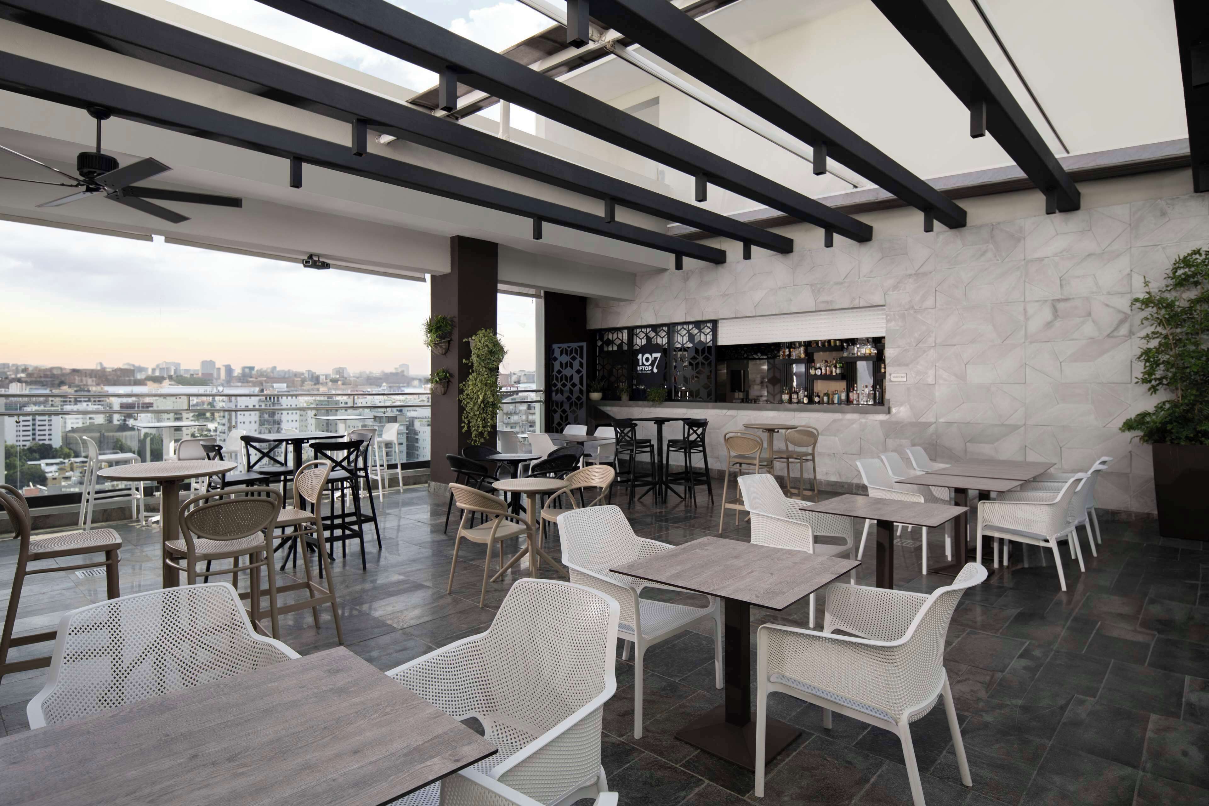 2 间酒吧/酒廊、池畔酒吧