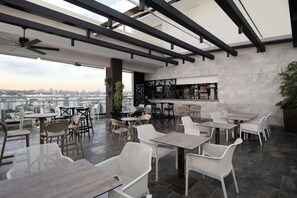 2 bars/lounges, een poolbar