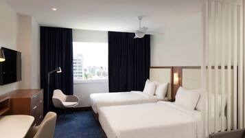 Caja de seguridad en la habitación, escritorio y cortinas blackout