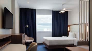 Brankas, meja kerja, tirai kedap cahaya, dan kedap suara