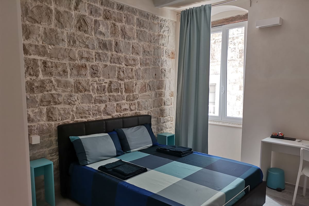 1 bedroom, down duvets, desk, laptop workspace
