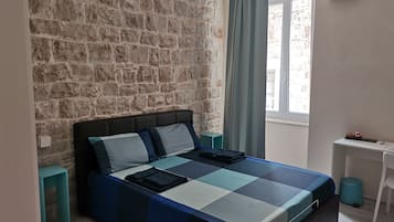 1 bedroom, down comforters, desk, laptop workspace