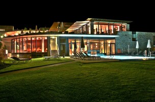 Fachada da propriedade à noite