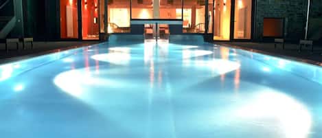 Inomhuspool och utomhuspool, öppettider: 07.30 till 20.00, och solstolar