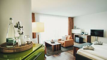 Junior Suite | Minibar, in-room safe, individually decorated, individually furnished