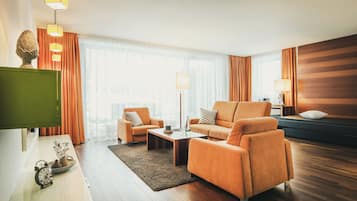 Suite | Minibar, in-room safe, individually decorated, individually furnished