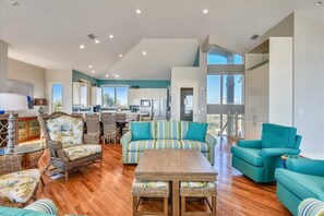 Tv, eldstad, dvd-spelare och en stereo