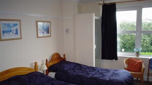 Iron/ironing board, free WiFi, bed sheets - JUBILEE GUEST HOUSE (Bognor Regis)