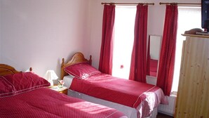 Triple Room | Iron/ironing board, free WiFi, bed sheets - JUBILEE GUEST HOUSE (Bognor Regis)