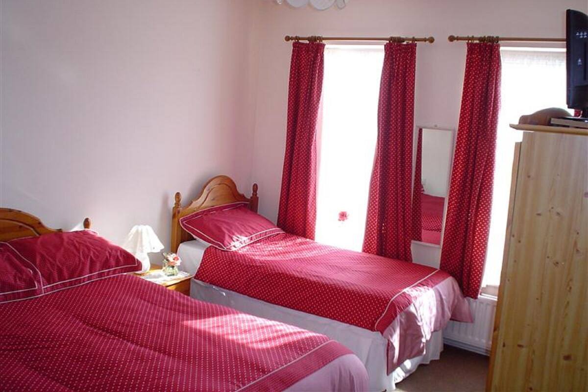 Triple Room | Iron/ironing board, free WiFi, bed sheets