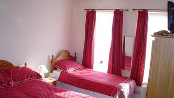 Chambre Triple | Fer et planche Ă  repasser, Wi-Fi gratuit, draps fournis