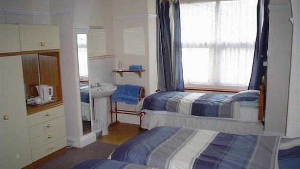 Triple Room | Iron/ironing board, free WiFi, bed sheets - JUBILEE GUEST HOUSE (Bognor Regis)