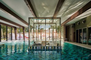 Salas de tratamiento para parejas, un sauna, una bañera de hidromasaje