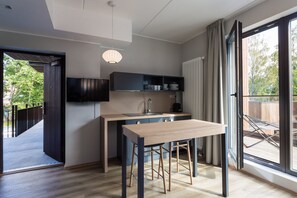 In-room safe, soundproofing, iron/ironing board, free WiFi