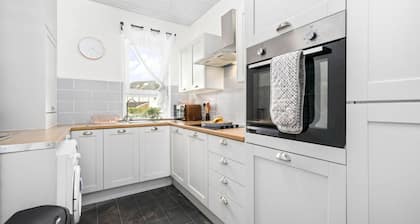 Two Bedroom Apartment by Klass Living Serviced Accommodation Motherwell - Anderson Apartment With WiFi &Parking