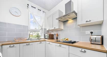 Two Bedroom Apartment by Klass Living Serviced Accommodation Motherwell - Anderson Apartment With WiFi &Parking