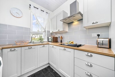 Two Bedroom Apartment by Klass Living Serviced Accommodation Motherwell - Anderson Apartment With WiFi &Parking