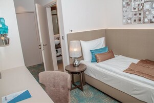 Minibar, caja de seguridad en la habitación y escritorio