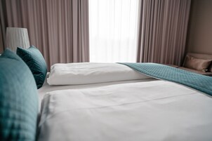 Minibar, caja de seguridad en la habitación y escritorio