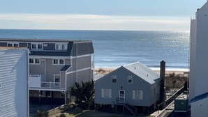 A coastal residential area with houses overlooking the beach. - 🏖️Ocean Views, Newly Renovated🏖️ (Ocean City)