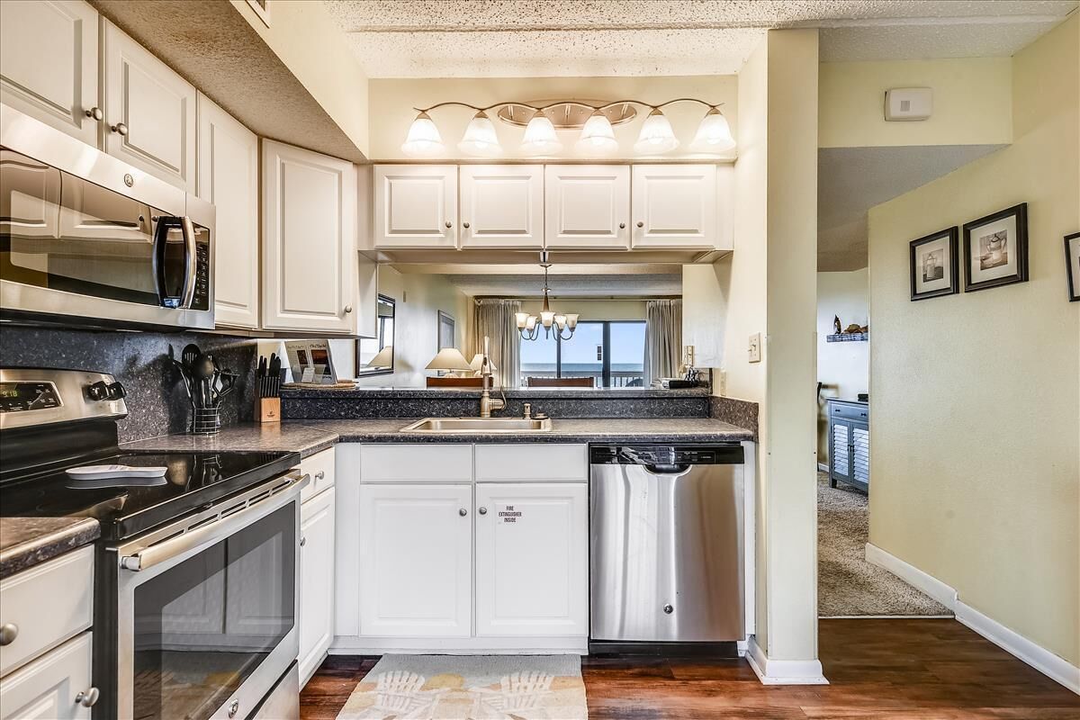 Refrigerador, microondas, placa de cocina, cafetera/tetera