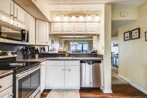 Réfrigérateur, micro-ondes, plaque de cuisson, cafetière/bouilloire