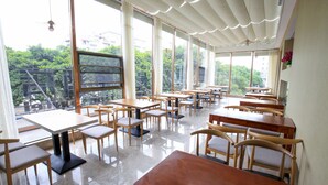 Melayani sarapan 