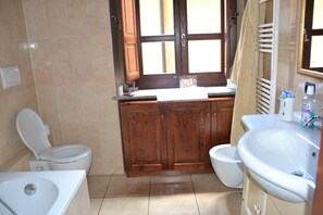 Secador de cabelo, bidê, toalhas de banho, sabonete