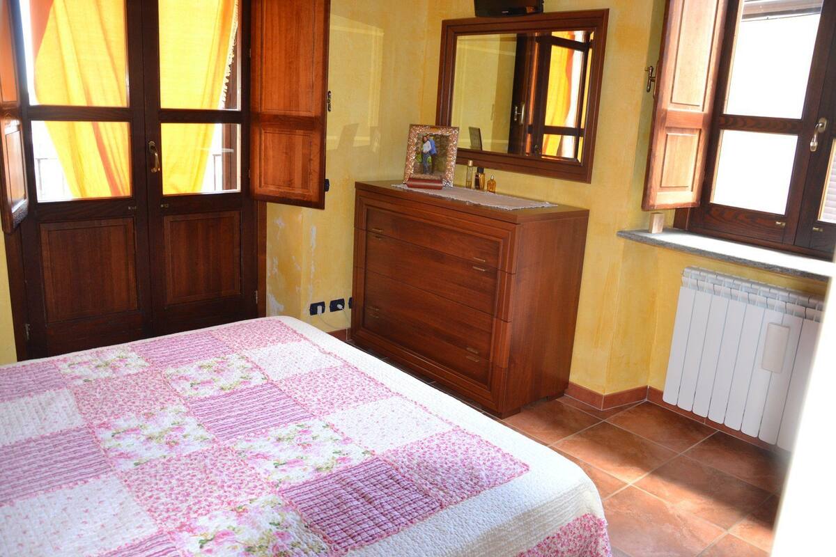 Quarto casal, banheiro compartilhado | Berços grátis, roupa de cama