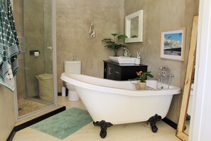 Apartment, 3 Bedrooms | Bathroom | Separate tub and shower, hair dryer, towels