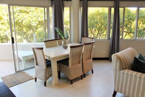 Appartement, 3 chambres | Restauration dans la chambre
