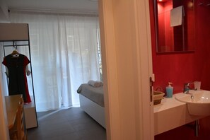 Douche, douche à « effet pluie », sèche-cheveux, bidet